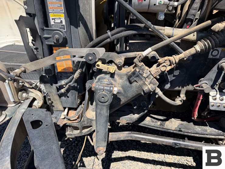 2012-peterbilt-384-image-43