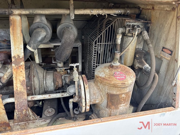ingersoll-rand-175-towable-air-compressor-image-9