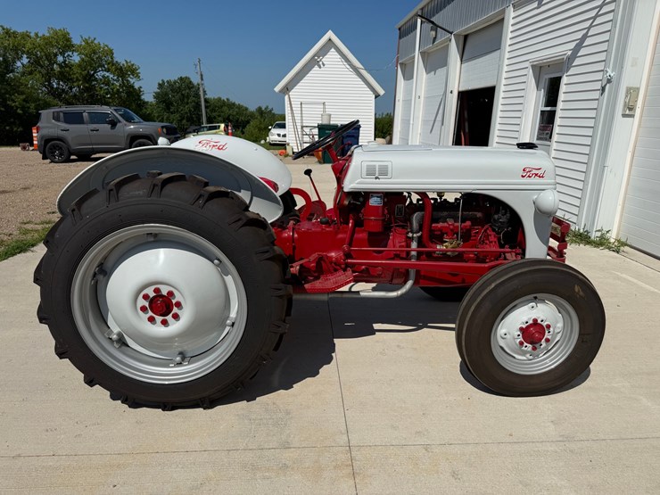 1951-ford-8n-image-4
