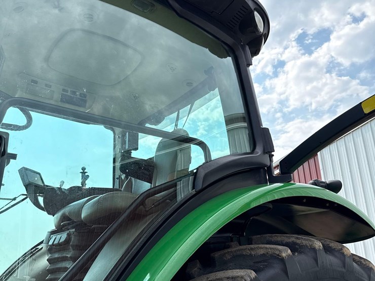 2013-john-deere-8235r-image-29