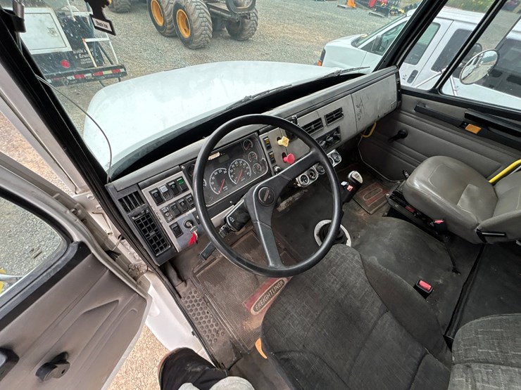 2003-freightliner-fl112-image-110