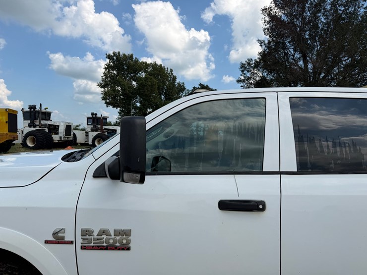 2014-dodge-3500-image-23