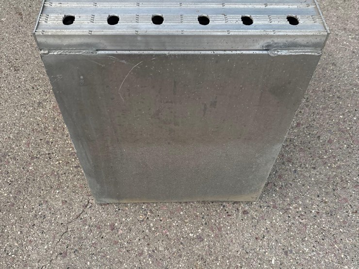 locking-semi-tool-box/-with-brackets-image-3