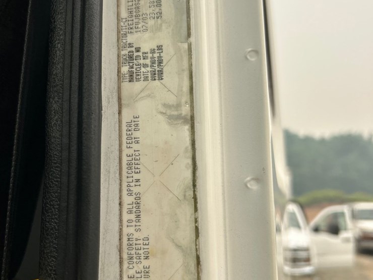 2003-freightliner-fl112-image-51