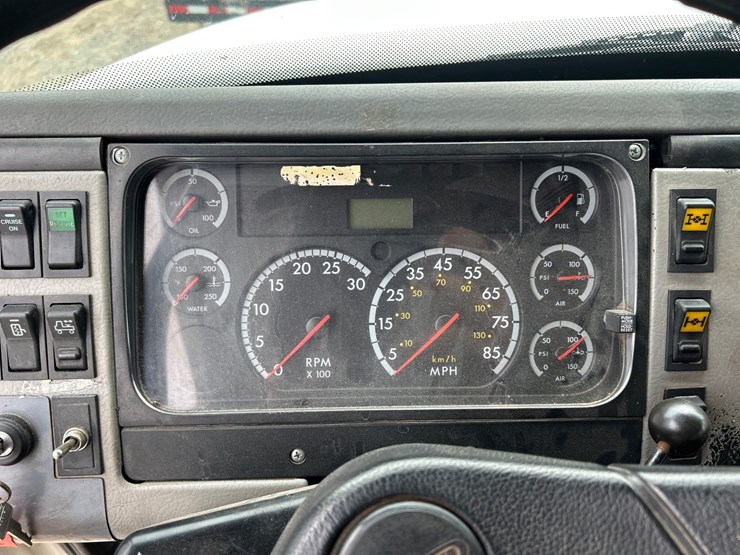 2003-freightliner-fl112-image-115