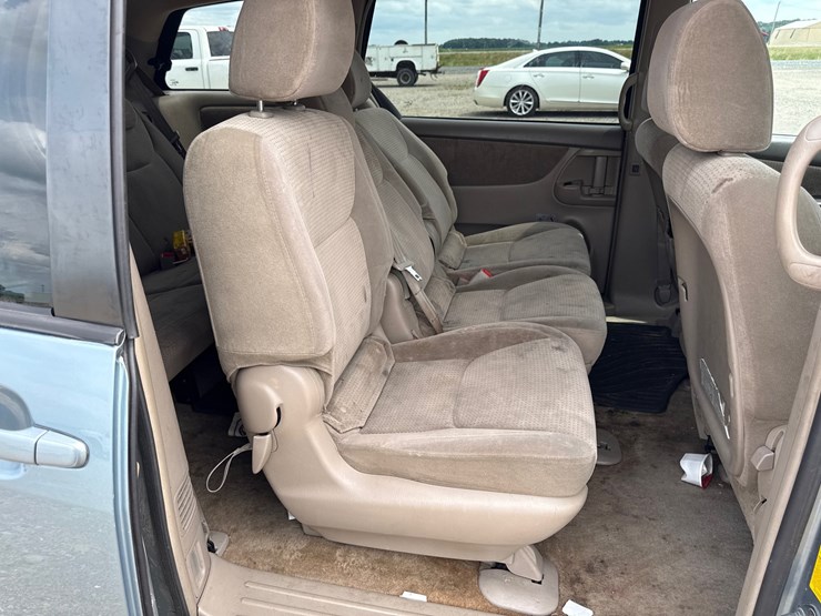 2009-toyota-sienna-image-19