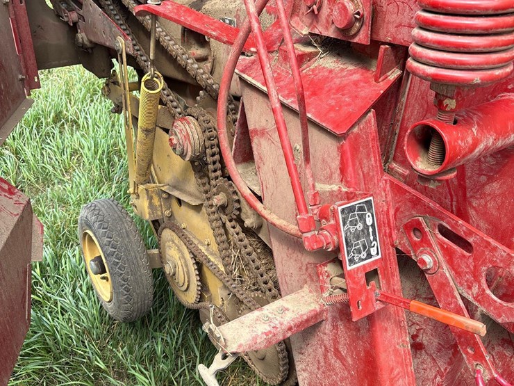 new-holland-660-image-34