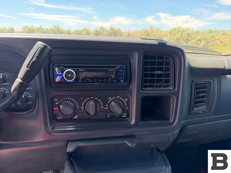 2002-chevrolet-silverado-2500hd-image-28