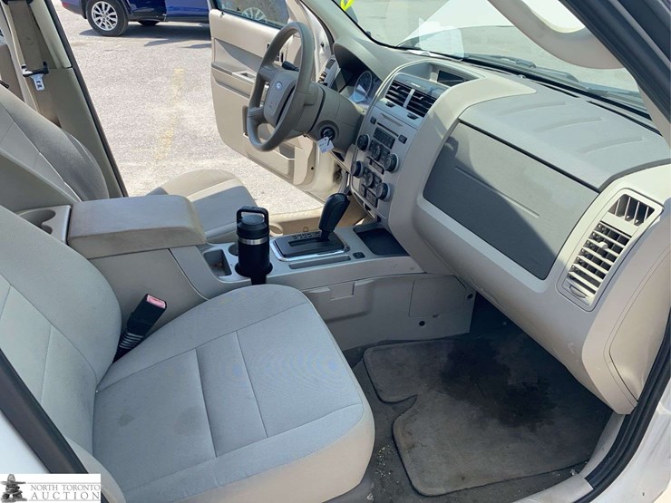 2011-ford-escape-image-16