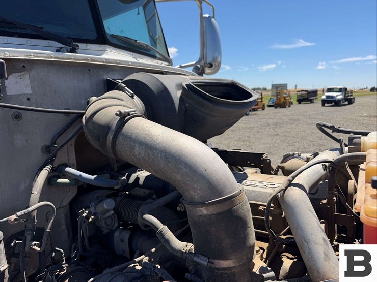 2012-peterbilt-384-image-46