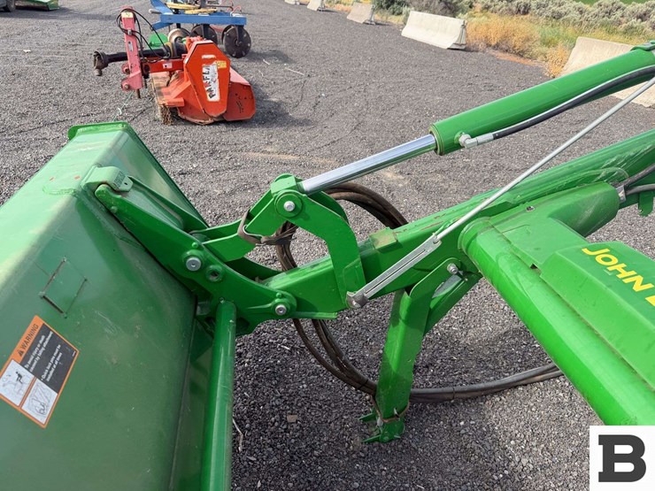 2019-john-deere-520m-image-10