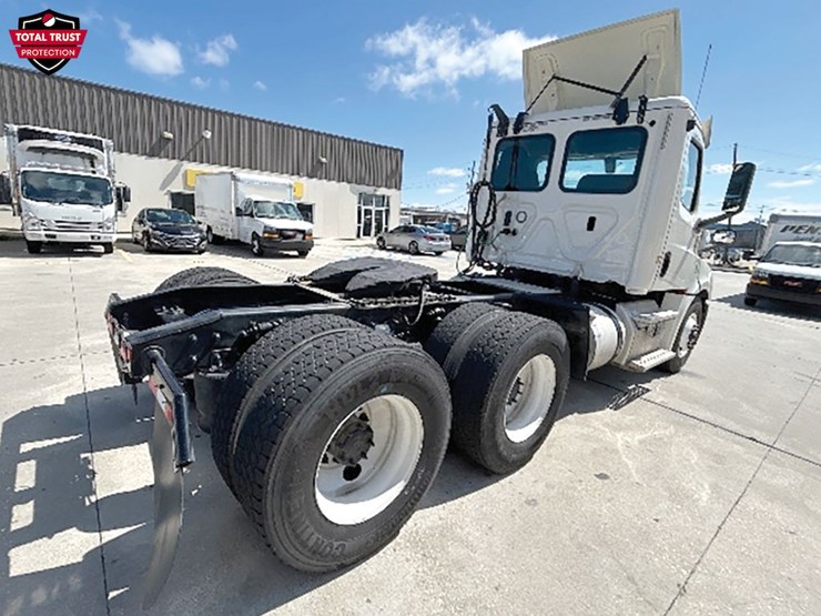 2019-freightliner-cascadia-126-image-2