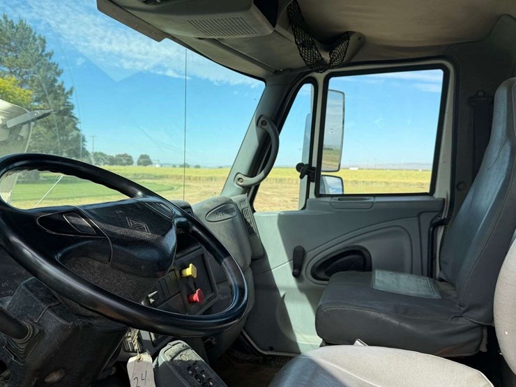 2005-international-durastar-4400-image-43