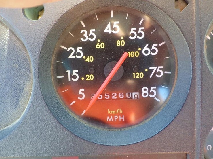 2000-freightliner-fl70-image-28