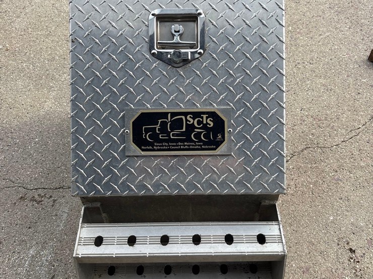 locking-semi-tool-box/-with-brackets-image-1