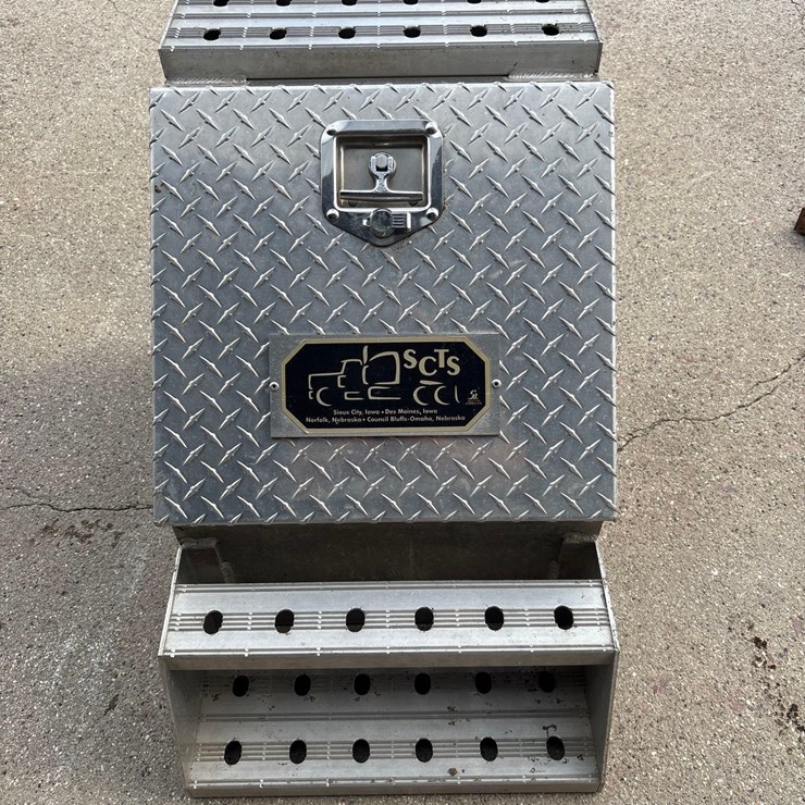 Locking Semi Tool Box/ With Brackets