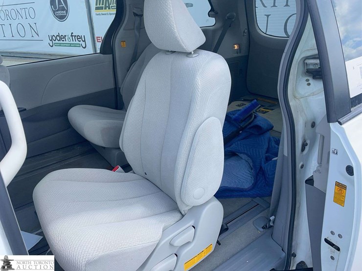 2013-toyota-sienna-image-15