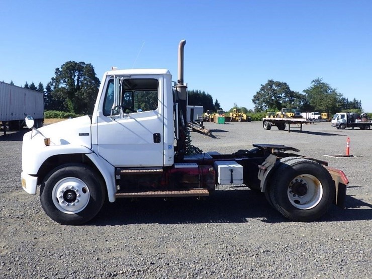 2000-freightliner-fl70-image-8