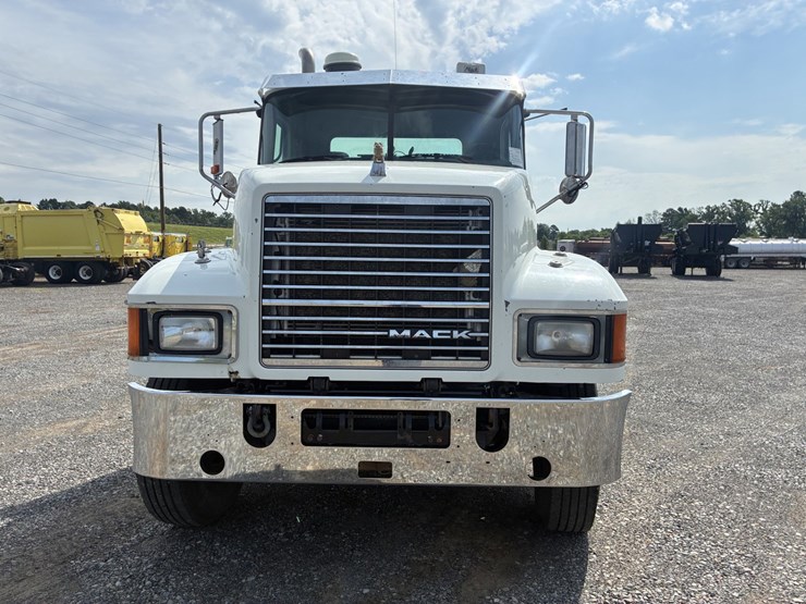 2016-mack-chu613-daycab-truck-image-2