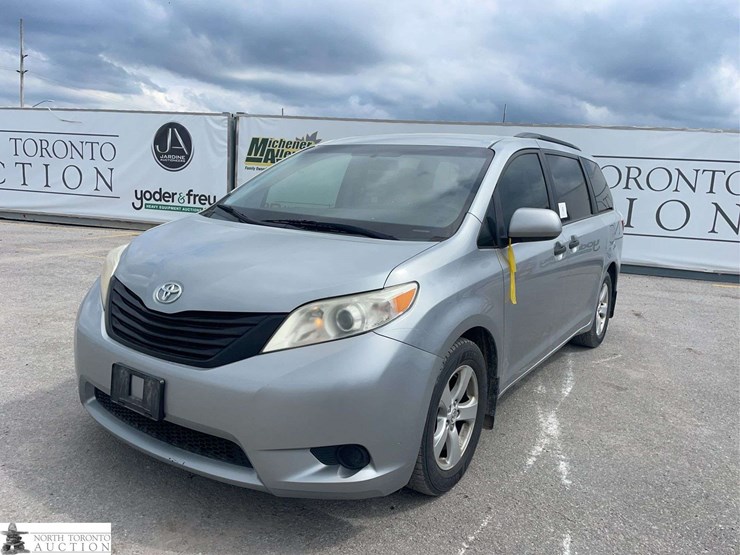 2016-toyota-sienna-image-1
