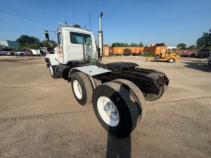 #2073-•-1991-mack-rd360s-day-cab-truck-tractor-image-12