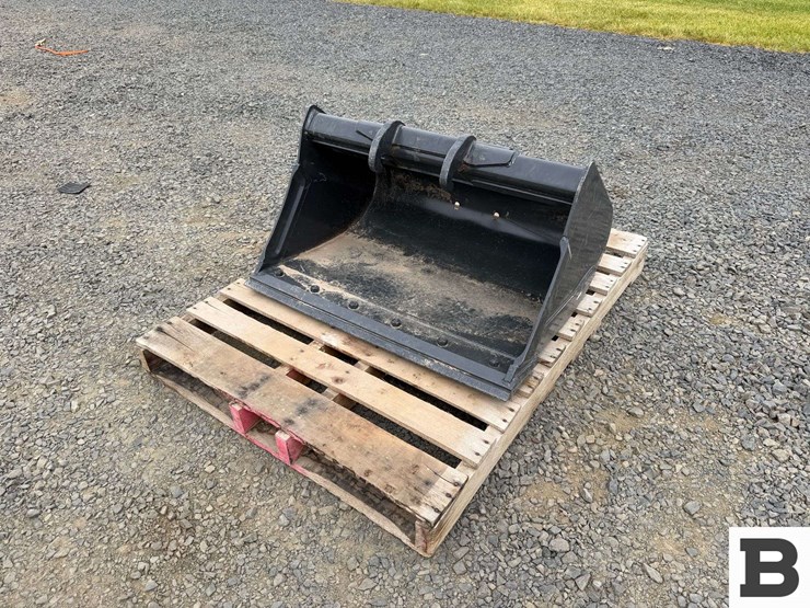 bobcat-36"-clean-out-bucket-image-1