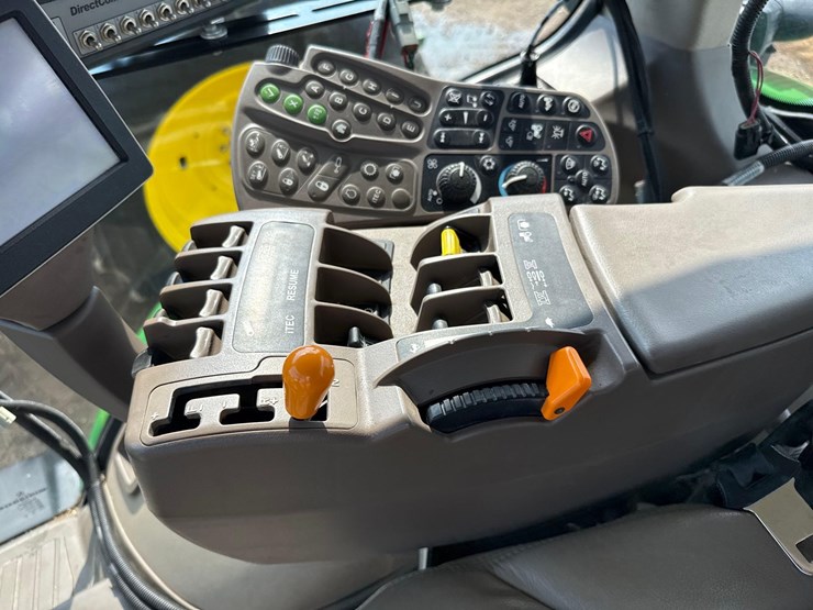 2013-john-deere-8235r-image-52