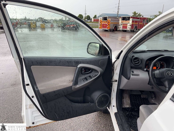 2011-toyota-rav4-image-28