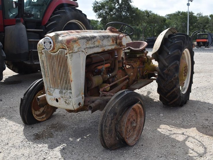 ford-tractor-image-1