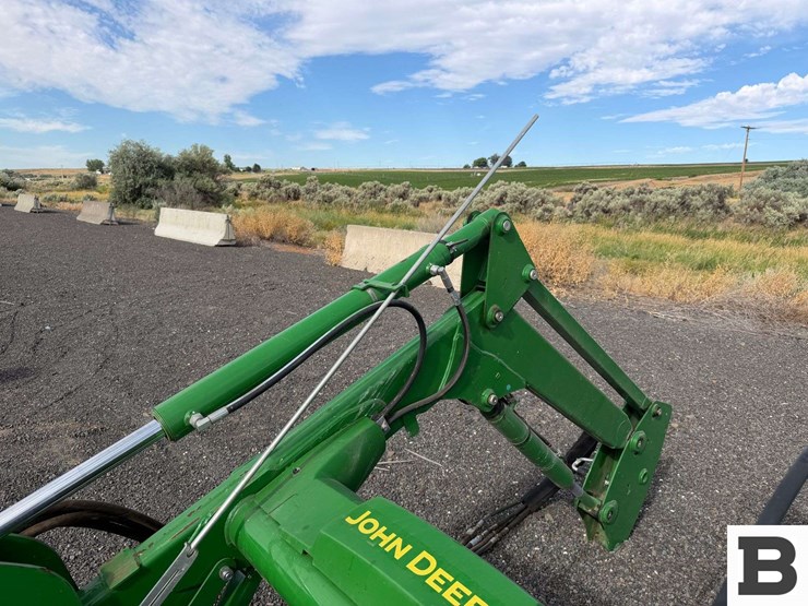 2019-john-deere-520m-image-11