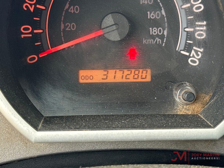 2011-toyota-tundra-sr5-image-32