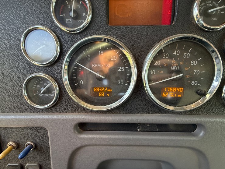 2013-peterbilt-367-image-25