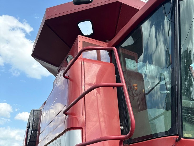 2006-international-2388-axle-flow-combine-image-45