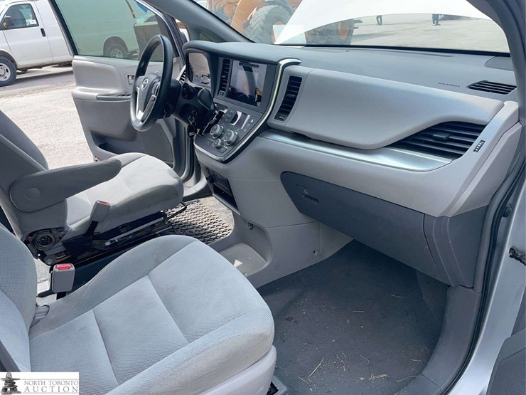 2016-toyota-sienna-image-18