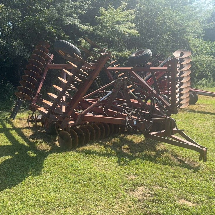 Case 490 24ft Disc, Tandem Axle, 3 Bar Harrow, with rear hitch, 18 1/2'' Front Blades, 7 1/2'' spacing