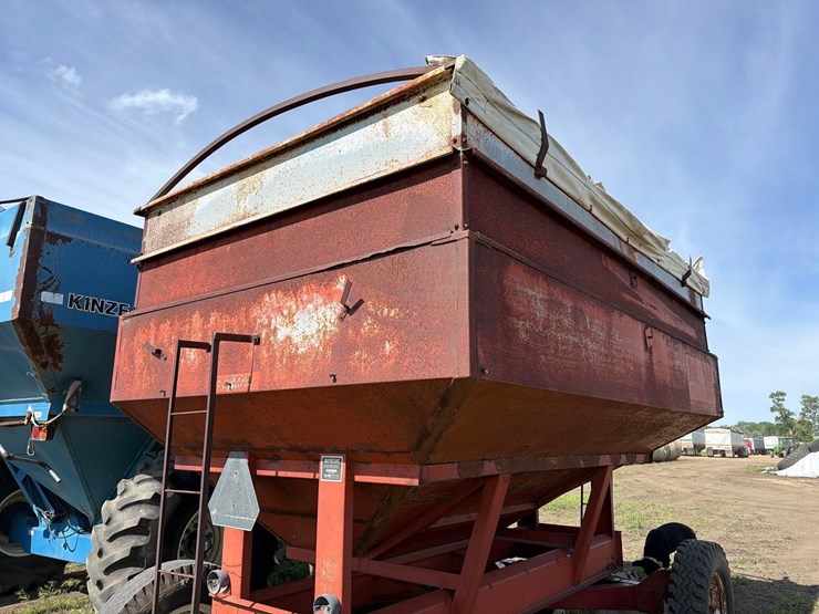 m&w-350-bushel-gravity-wagon-image-14