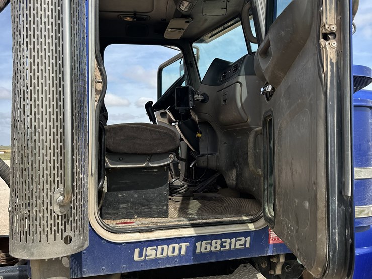 2015-peterbilt-389-image-8