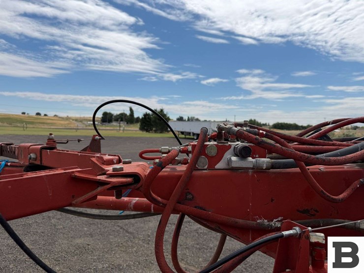 new-holland-216-image-27