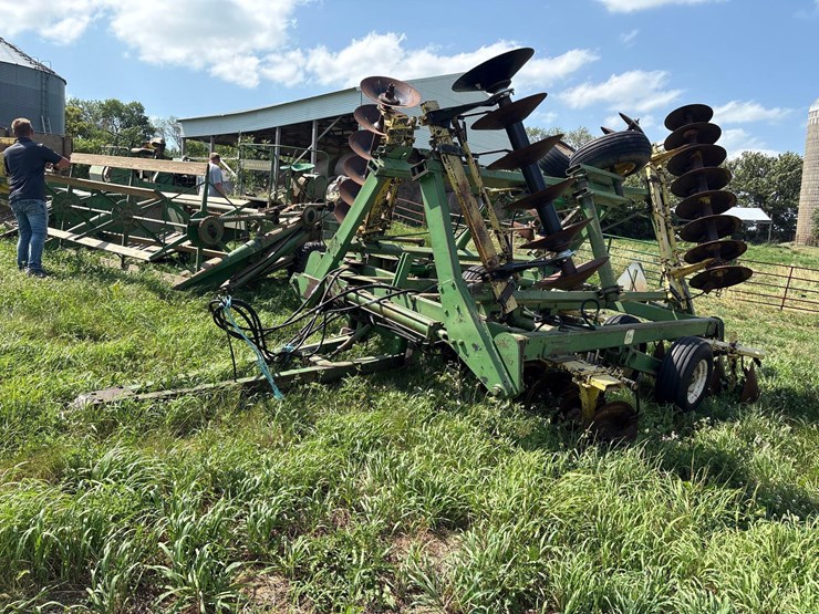 john-deere-230-image-1