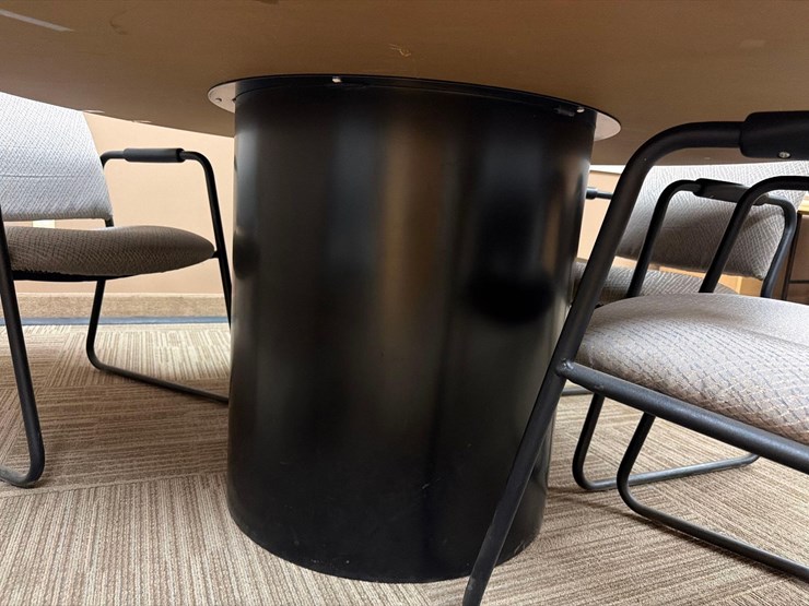 5’-round-table-with-chairs-image-3