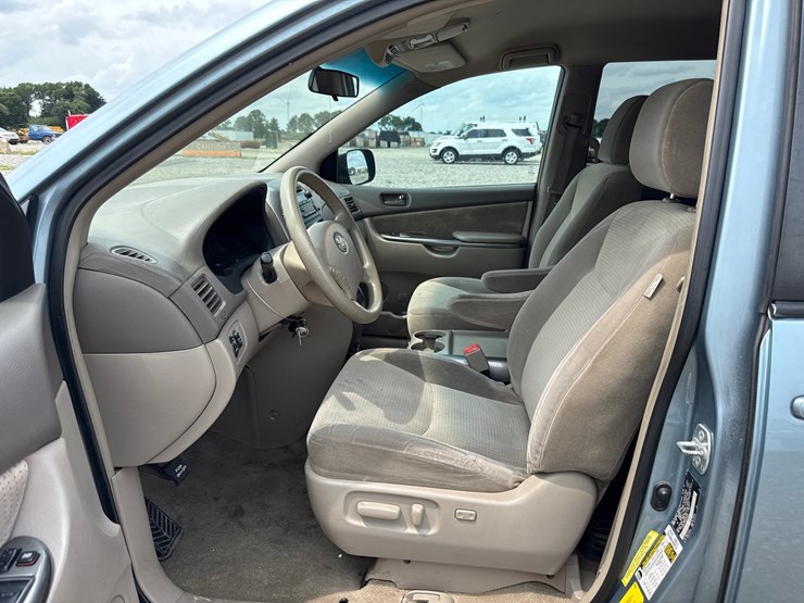 2009-toyota-sienna-image-21