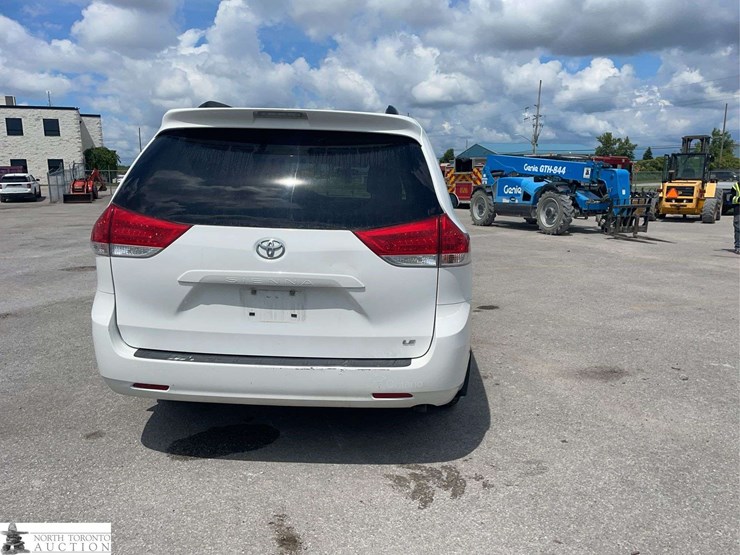 2013-toyota-sienna-image-6