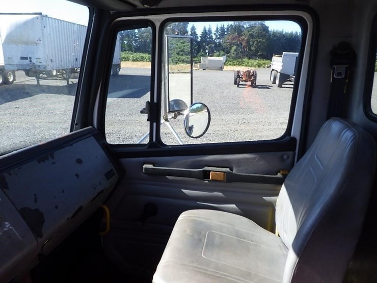 2000-freightliner-fl70-image-31