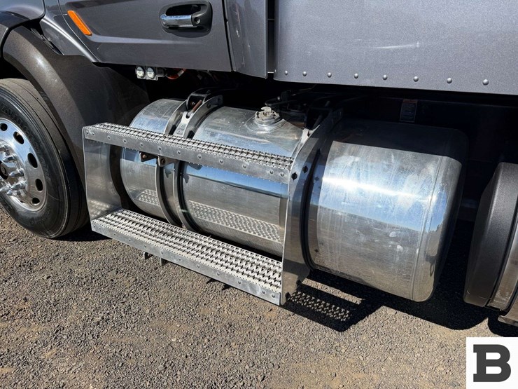 2016-peterbilt-579-image-12