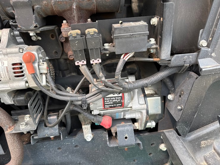 2014-john-deere-2025r-image-14