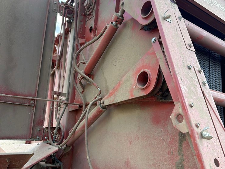 hesston-555t-image-34
