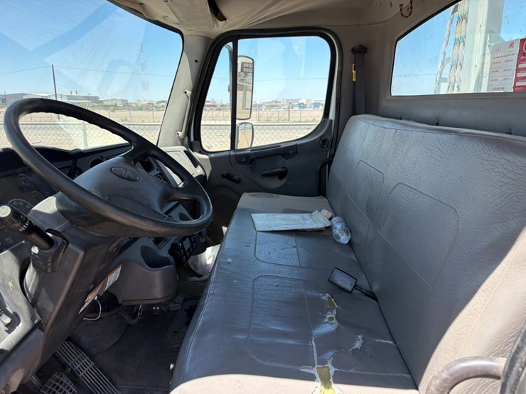 2017-freightliner-m2-106-image-12
