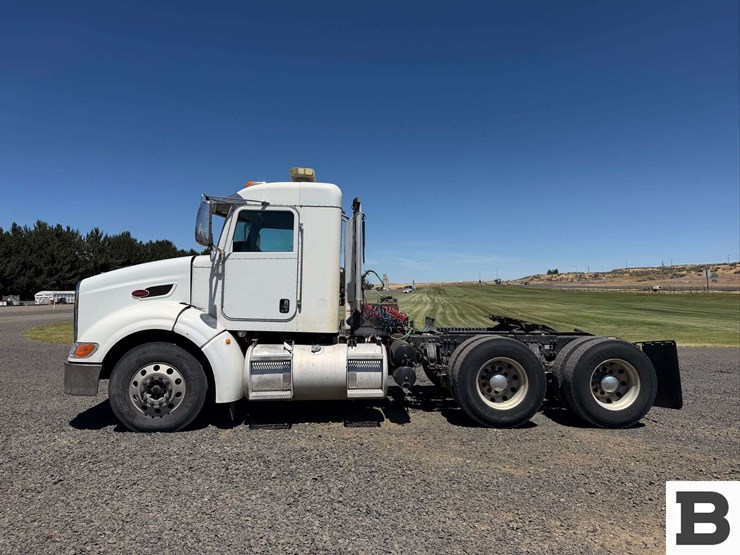 2012-peterbilt-384-image-2