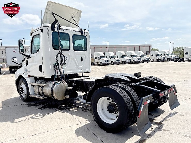 2020-freightliner-cascadia-126-image-2