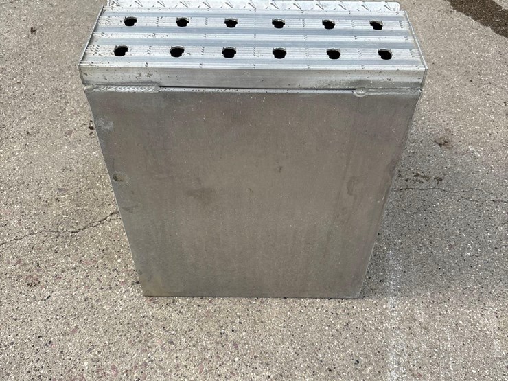 locking-semi-tool-box/-with-brackets-image-4